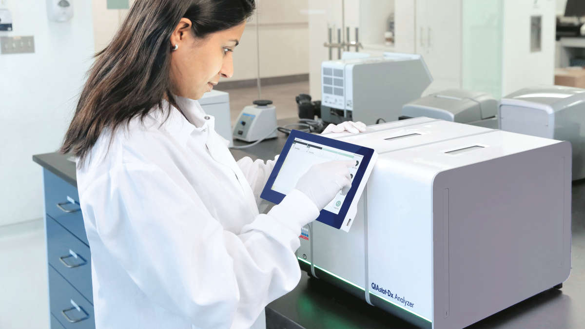 QIAstat-Dx, QIAstat-Dx analyzer, syndromic testing, instrument, cartridge QIAstat-Dx, QIAstat-Dx analyzer, syndromic testing, instrument, cartridge, technician, woman, lab tech, lab, laboratory