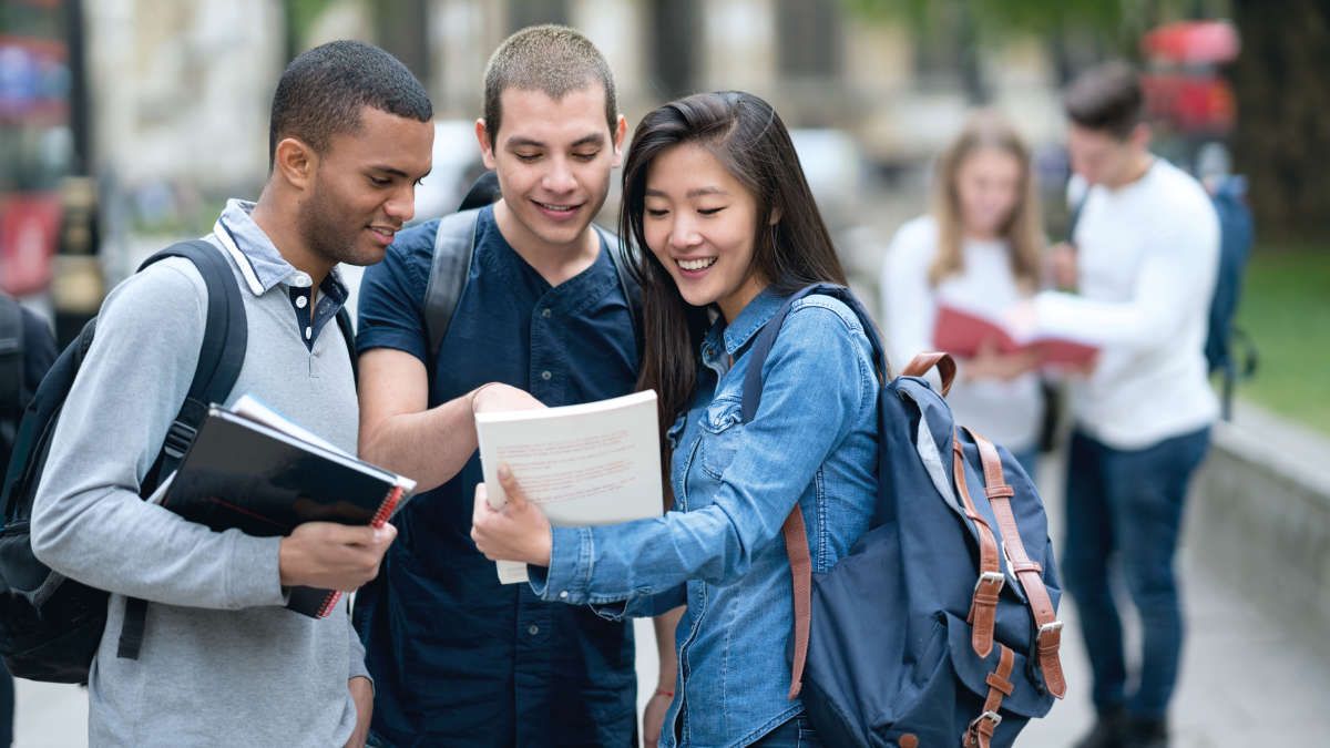 Group of students, outdoors, QFT