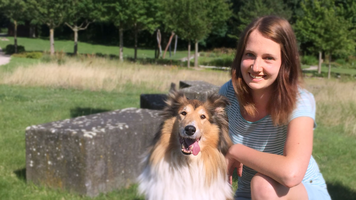 Josephin Heinrich with het dog outside smiling