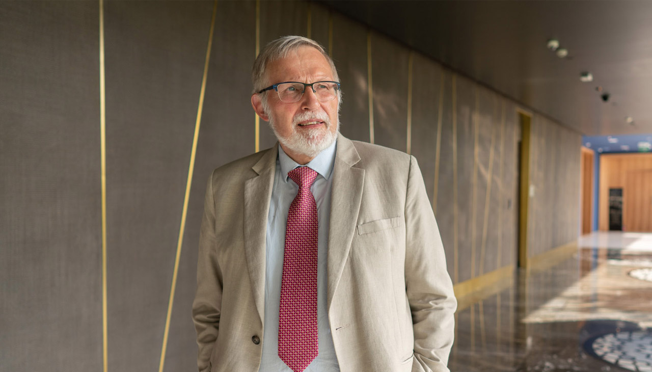 Dr Eskild Petersen